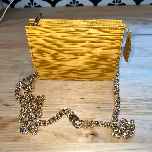 LOUIS VUITTON Epi Toiletry 15 Yellow w/ Chain - Picture 4 of 4